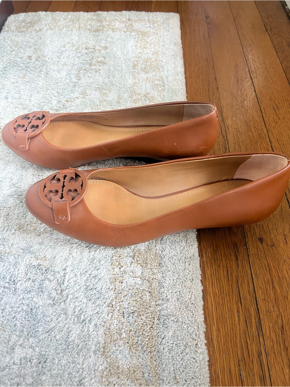 Tory Burch leather Gabriel Wedge Pump. Size 8.5 - Picture 4 of 4
